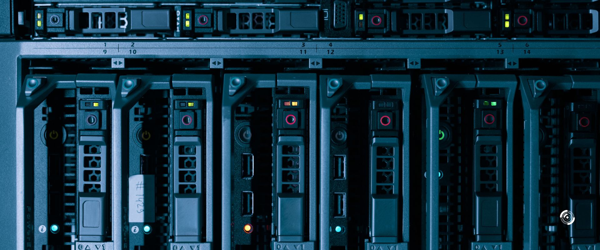 backup aziendale Dettaglio di un array di server con luci di stato, simbolo di infrastruttura tecnologica avanzata, archiviazione dati e cybersecurity aziendale.